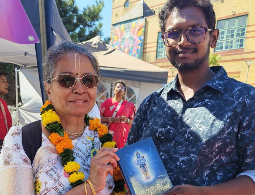 Kusuma Mataji distributing mercy during Ratha Yatra