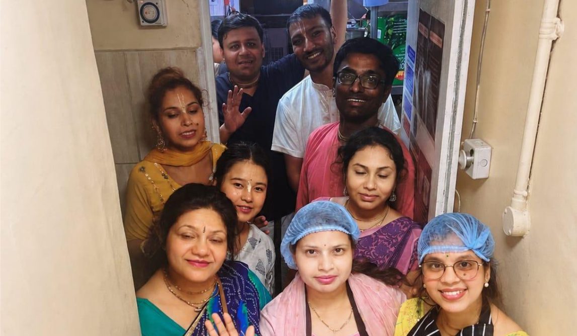 Devotee group assisting with daily Pujari services